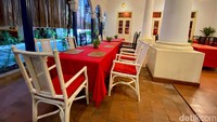 Restoran ini menyajikan masakan Indonesia, China, dan Eropa. Suasana bersantapnya istimewa dengan bangunan sarat akan pilar-pilar kokoh ala arsitektur Belanda. Sementara interiornya didominasi ornamen antik Jawa.  