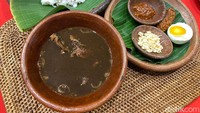 Menu lain yang juga sayang dilewatkan, nasi rawon. Pihak hotel menyediakan pelengkapnya, termasuk kecambah, telur asin, dan tempe mendol.