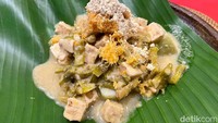 Menu lainnya, nasi sumpil yang diberi isian sayuran, kacang sriwet, dan tempe. Dijamin enak dan mengenyangkan! 