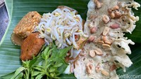 Lalu ada nasi pecel Blitar yang juga disukai Megawati. Menu ini juga pernah dicicipi Susilo Bambang Yudhoyono dan Budiono saat berkunjung ke The Colony Restaurant.