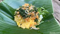 Nasi ampok tak kalah istimewa. Nasi jagung itu dilengkapi urap, kenikir, tauge, dan kacang panjang yang renyah segar. Menu ini juga termasuk yang sangat khas Blitar.