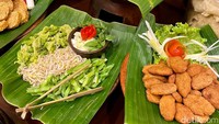 Ke Blitar rasanya tak lengkap kalau tidak coba pecel punten. Hidangan ini terdiri punten sebagai bahan utamanya. Dibuat dari beras dan santan dengan tampilan mirip lontong, namun lebih kenyal.