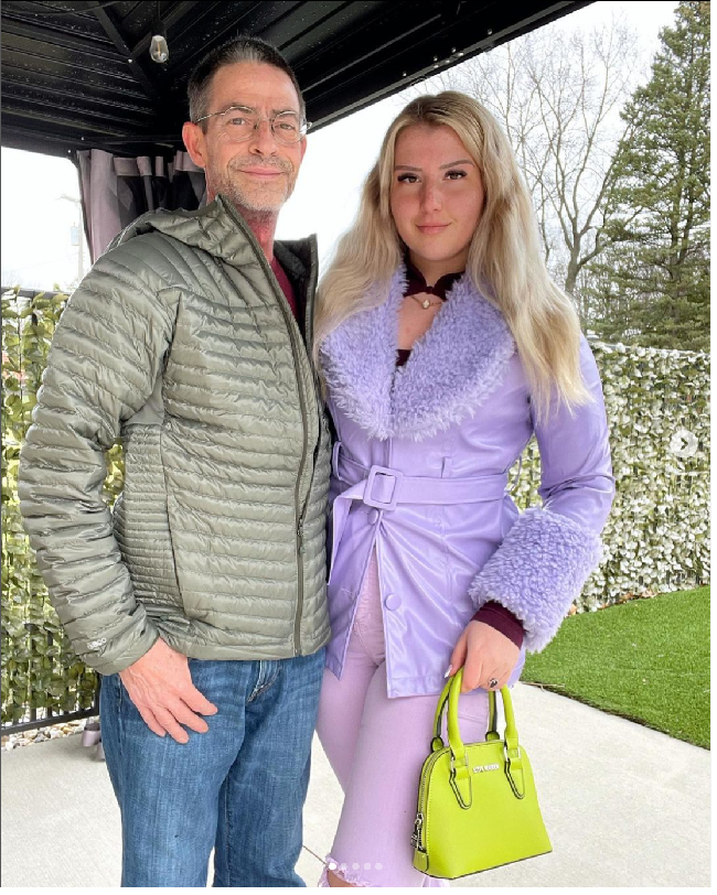 Nicole Downs dan Michael demikian nama pasangan yang kerap pamer kemesraan di TikTok hingga viral. Perbedaan usia keduanya menjadi atensi netizen. Foto: Dok. Instagram nicoledownns