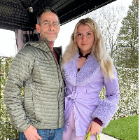 Nicole Downs dan Michael demikian nama pasangan yang kerap pamer kemesraan di TikTok hingga viral. Perbedaan usia keduanya menjadi atensi netizen. Foto: Dok. Instagram nicoledownns