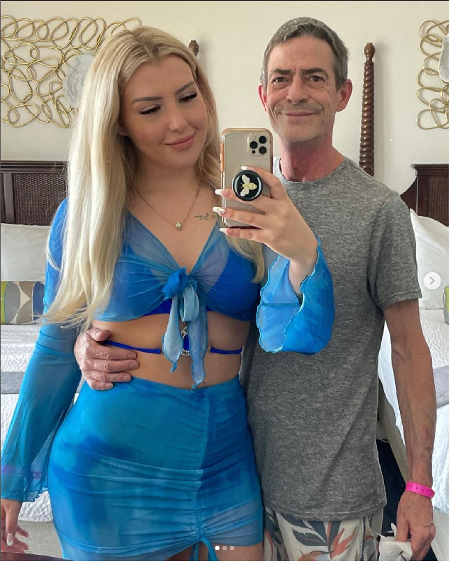 Mendapat banyak komentar pacarnya bak kakeknya, Nicole Downs membuat video lainnya untuk menanggapi nyinyiran netizen. Dia mengaku bahagia bersama terlepas dari perbedaan usia yang jauh. “Kami bahagia terlepas dari apa yang orang lain pikirkan. Aku tidak bisa bayangkan hidupku jika aku tidak pernah bertemu dengannya,” tulis wanita 22 tahun itu. Foto: Dok. Instagram nicoledownns