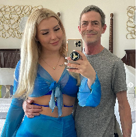 Mendapat banyak komentar pacarnya bak kakeknya, Nicole Downs membuat video lainnya untuk menanggapi nyinyiran netizen. Dia mengaku bahagia bersama terlepas dari perbedaan usia yang jauh. “Kami bahagia terlepas dari apa yang orang lain pikirkan. Aku tidak bisa bayangkan hidupku jika aku tidak pernah bertemu dengannya,” tulis wanita 22 tahun itu. Foto: Dok. Instagram nicoledownns