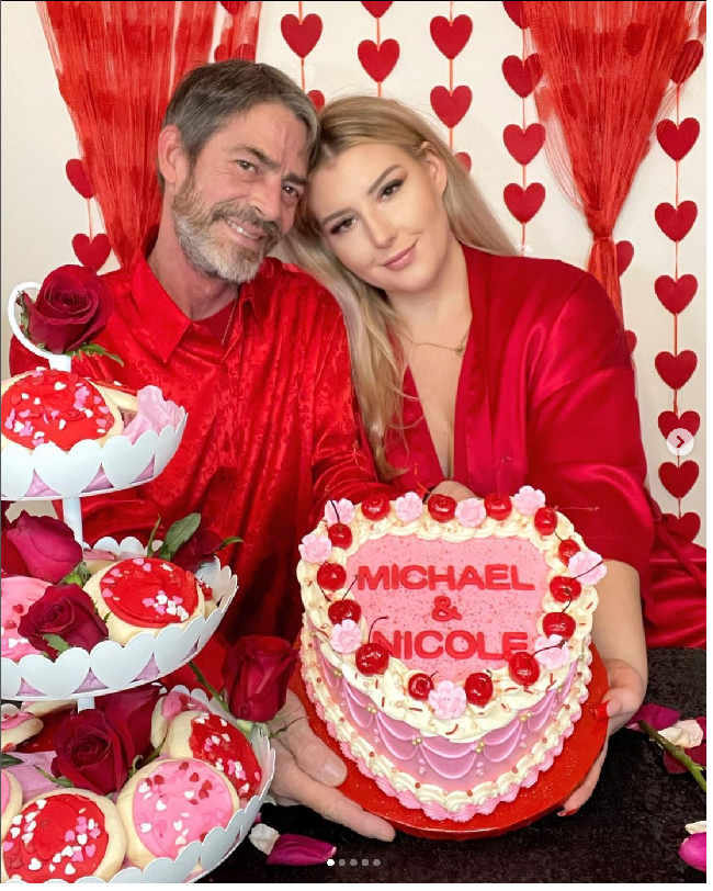 Unggahan video kebersamaan Nicole dan Michael itu ramai dikomentari netizen. Tak sedikit yang menyebut Michael seperti kakek atau ayah Nicole. Foto: Dok. Instagram nicoledownns