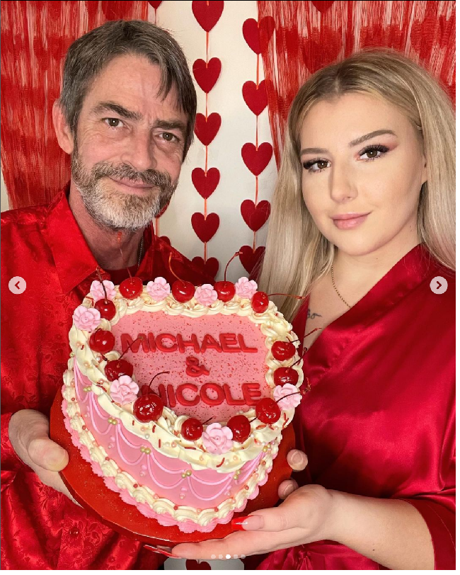 Nicole Downs melalui unggahan di TikTok sering memperlihatkan kebersamaannya dengan sang pacar. Seperti pada unggahannya Juni 2022 di mana dia mengunggah video foto-foto mesranya dengan Michael. Foto: Dok. Instagram nicoledownns