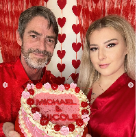 Nicole Downs melalui unggahan di TikTok sering memperlihatkan kebersamaannya dengan sang pacar. Seperti pada unggahannya Juni 2022 di mana dia mengunggah video foto-foto mesranya dengan Michael. Foto: Dok. Instagram nicoledownns