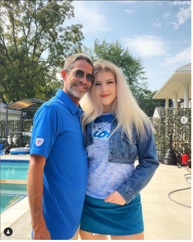 Nicole Downs saat ini berusia 22 tahun, sedangkan kekasihnya Michael sudah berumur 54 tahun. Keduanya pacaran sejak 2018 dan masih langgeng hingga kini meski terpaut usia 32 tahun. Foto: Dok. Instagram nicoledownns