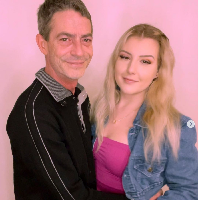 Unggahan video kebersamaan Nicole dan Michael itu ramai dikomentari netizen. Tak sedikit yang menyebut Michael seperti kakek atau ayah Nicole. Foto: Dok. Instagram nicoledownns