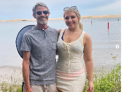 Foto: Pria 54 Tahun Pacari Wanita Usia 22, Malah Dikira Kakek Pacarnya