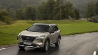 Menariknya, tak sekadar hybrid ringan atau bahkan plug-in hybrid, teknologi hybrid di All-new X-Trail ini disebut Nissan dengan e-POWER. Hal ini membuat rasa berkendara mobil ini seperti sebuah kendaraan listrik murni yang menggunakan baterai. Foto: dok. Nissan Global
