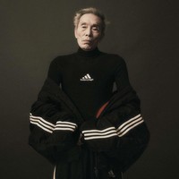 Perpaduan turtle neck hitam Adidas x Balenciaga dan puff jacket Oh Yeong Su tepat untuk gaya musim dingin. Pemotretan ini membuktikan tampil modis tak dibatasi umur. Foto: dok. Instagram @arenahomme