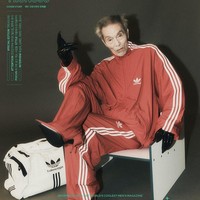 Oh Yeong Su dikenal sebagai dalang permainan bertahan hidup di Squid Game. Setelah mempopulerkan tracksuit hijau, kakek crazy rich itu tampil eksis memakai tracksuit merah hasil kolaborasi Adidas dan Balenciaga dengan stiletto serasi dalam pemotretan Arena Homme edisi November. Foto: dok. Instagram @arenahomme