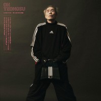 Sang aktor telah mendobrak norma berpakaian. Dia tampil dengan gaya layering, memakai dua jersey hitam dan memegang koleksi tas wanita Adidas x Balenciaga. Foto: dok. Instagram @arenahomme