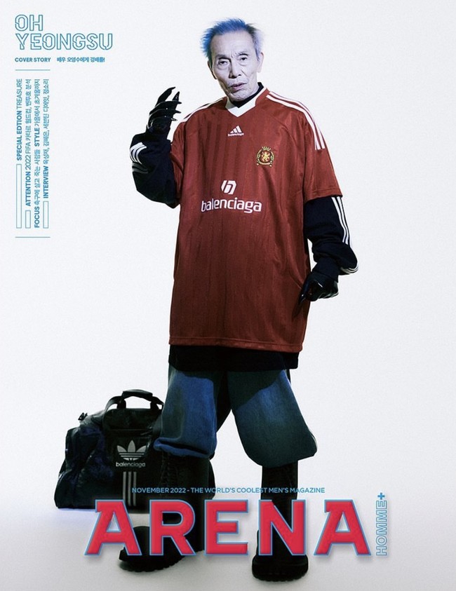 Dalam foto lain, Oh Yeong Su memakai atasan hitam yang dibalut jersey merah dengan logo kolaborasi Adidas x Balenciaga. Penampilannya semakin slay dengan sepasang sarung tangan dan boots hitam. Foto: dok. Instagram @arenahomme