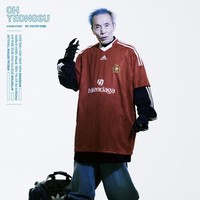 Dalam foto lain, Oh Yeong Su memakai atasan hitam yang dibalut jersey merah dengan logo kolaborasi Adidas x Balenciaga. Penampilannya semakin slay dengan sepasang sarung tangan dan boots hitam. Foto: dok. Instagram @arenahomme