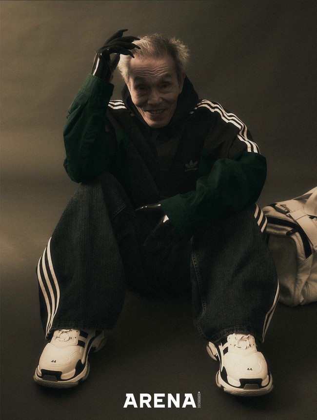 Lawan main Lee Jung Jae itu juga memakai koleksi jaket perpaduan warna hitam dan hijau emerald. Kali ini Oh Yeong Su memadukannya dengan jeans gelap hasil kolaborasi Adidas x Balenciaga dan sepasang sepatu dengan detail ukurannya. Foto: dok. Instagram @arenahomme