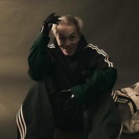 Lawan main Lee Jung Jae itu juga memakai koleksi jaket perpaduan warna hitam dan hijau emerald. Kali ini Oh Yeong Su memadukannya dengan jeans gelap hasil kolaborasi Adidas x Balenciaga dan sepasang sepatu dengan detail ukurannya. Foto: dok. Instagram @arenahomme