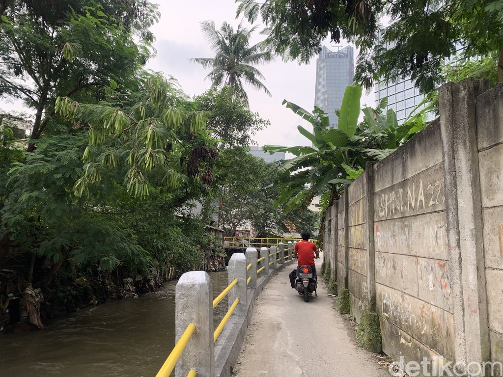 Pagar baru pengganti pagar yang roboh di kawasan Kuningan Barat, Mampang Prapatan, Jaksel, 21 Oktober 2022. (Mulia Budi/detikcom)