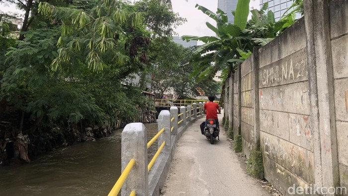 Pagar baru pengganti pagar yang roboh di kawasan Kuningan Barat, Mampang Prapatan, Jaksel, 21 Oktober 2022. (Mulia Budi/detikcom)