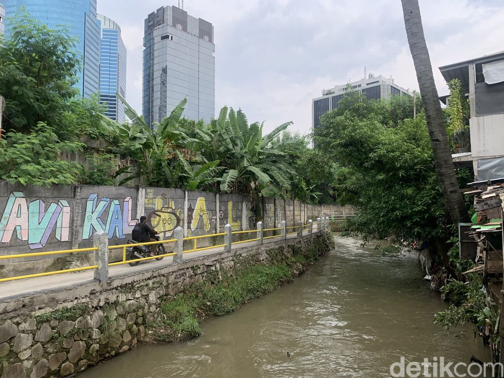 Pagar baru pengganti pagar yang roboh di kawasan Kuningan Barat, Mampang Prapatan, Jaksel, 21 Oktober 2022. (Mulia Budi/detikcom)