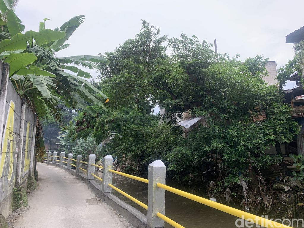 Pagar baru pengganti pagar yang roboh di kawasan Kuningan Barat, Mampang Prapatan, Jaksel, 21 Oktober 2022. (Mulia Budi/detikcom)