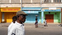 Warga berlalu lalang di dekat toko yang tutup. Para pedagang di Ghana memilih untuk menutup tokonya sebagai bentuk protes terhadap kondisi inflasi yang tinggi.