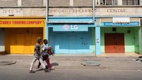 Pada pedagang di Ghana memprotes tentang kondisi mata uang dan biaya hidup yang meningkat.