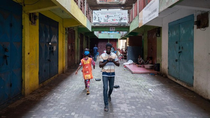 Pedagang di Ghana Ramai-ramai Tutup Toko Gegara Inflasi Menggila Sederet toko di Ghana terlihat tutup berjamaah. Kondisi ini terjadi imbas dari permasalahan ekonomi negara tersebut.