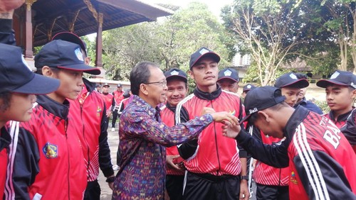 Gubernur Koster saat melepas kontingen atlet pelajar Bali, Jumat (21/10/2022).