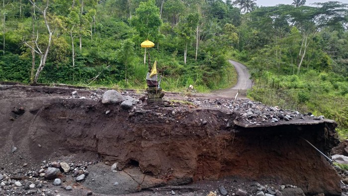 Pelinggih Padma yang terletak di tengah-tengah Tukad Taksu yang tetap berdiri kokoh meski diterjang banjir bandang