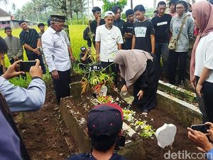 Saat Langit Turut Berduka di Pemakaman Reyvano Korban Tragedi Kanjuruhan