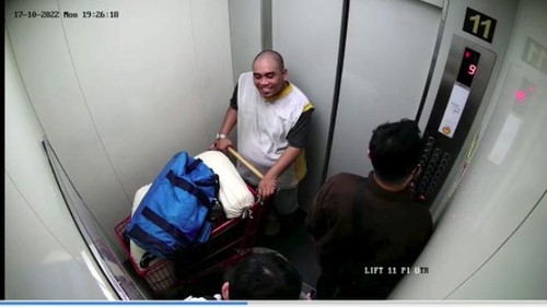 Rudolf (36) tersangka pembunuh Icha saat mendorong mayat korban dan tertangkap CCTV apartemen