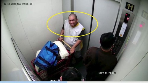 Tersangka Rudolf saat tertangkap kamera CCTV lift apartemen mendorong jenazah dibungkus plastik dengan troli  di kawasan Jakarta Timur