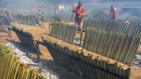 Sejumlah warga membakar Inuyu atau nasi bambu khas daerah setempat di arena Festival Danau Poso (FDP) di Tentena, Kabupaten Poso, Sulawesi Tengah, Jumat (21/10/2022).