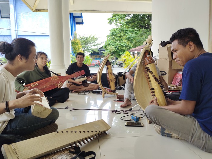 Pemusik berlatih di Museum Multatuli, Rangkasbitung