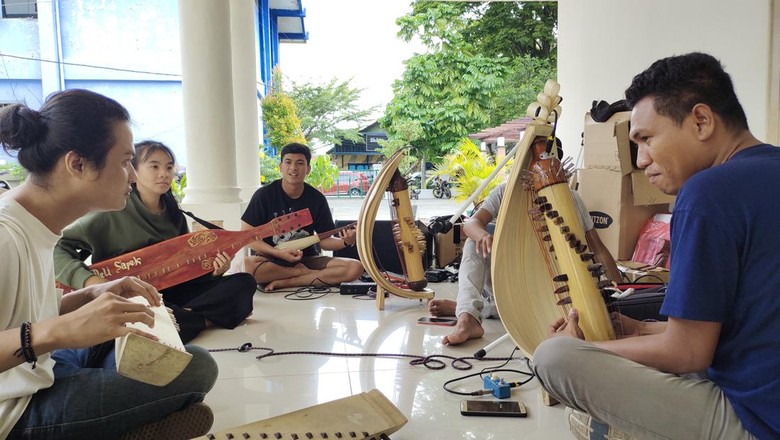 Pemusik berlatih di Museum Multatuli, Rangkasbitung Pemusik berlatih di Museum Multatuli, Rangkasbitung