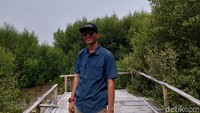 Showir Ahmad sebagai penggiat mangrove LSM Rekonvasi Bhumi sekaligus warga Karangantu bercerita bahwa dia dulu mandi-mandi di sini dan lautnya masih biru.