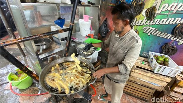 Pisang goreng jumbo di Jalan Balonggede, Kota Bandung.