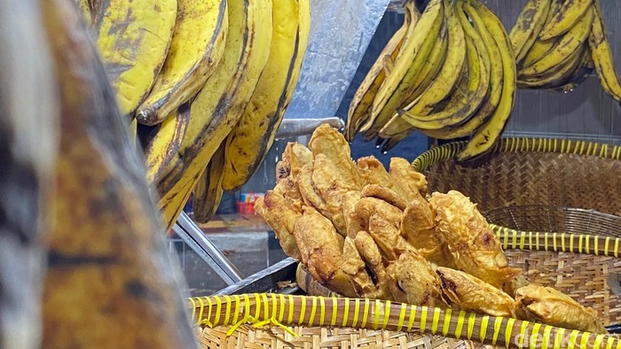 Pisang goreng jumbo di Jalan Balonggede, Kota Bandung.