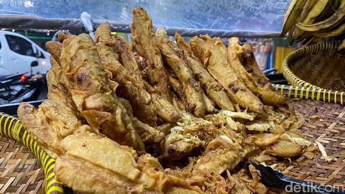 Pisang goreng jumbo di Jalan Balonggede, Kota Bandung.