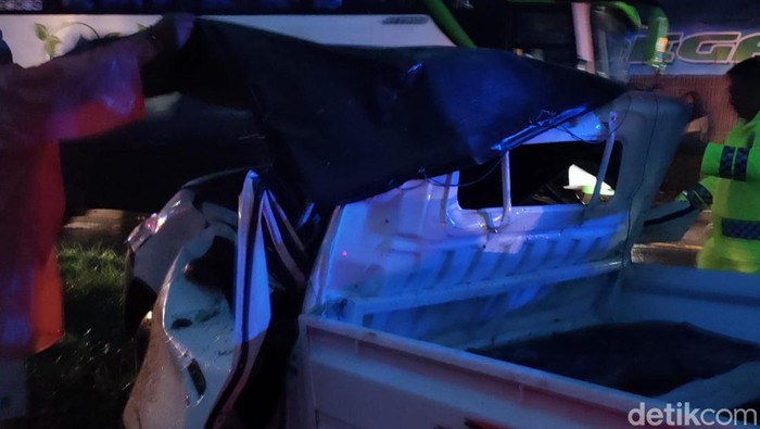 pohon timpa mobil di blitar