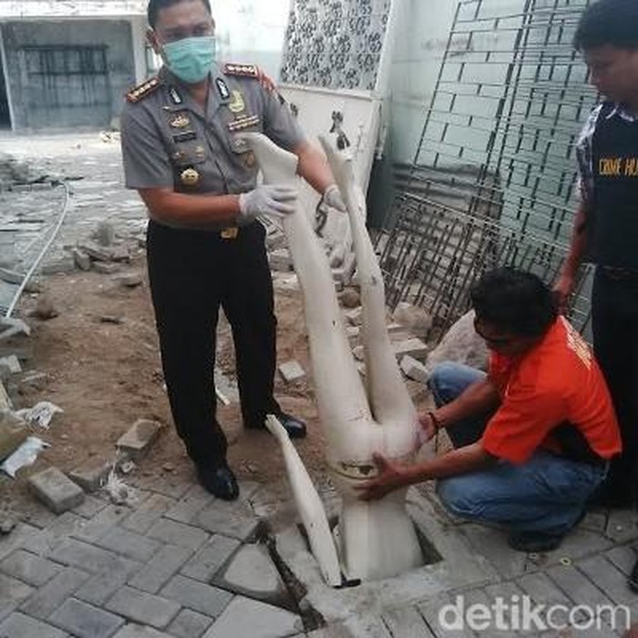 Polisi melakukan reka ulang pembantaian Awi di TKP saat tubuhnya akan dimasukan septic tank