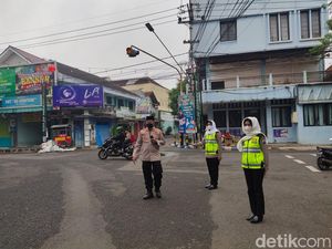 Peringati Hari Santri, Polisi Nganjuk Berbalut Busana Muslim Layani Warga