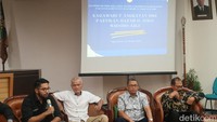 Oleh karena itu kami tentu punya tanggung jawab moril untuk meluruskan isu-isu yang beredar di publik, medsos, soal keabsahan ijazah dari fakultas kehutanan UGM atas nama Ir. Joko Widodo, kata PIC Kagamahut tahun 1980 Mustoha Iskandar saat jumpa pers di Fakultas Kehutanan UGM, Sleman, Jumat (21/10/2022). Foto: Pradito Rida Pertana/detikJateng