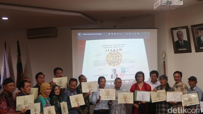 Potret teman seangkatan Jokowi di Fakultas Kehutanan jumpa pers, Jumat (21/10/2022)