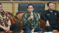 Iskandar lalu menunjukkan sejumlah foto lawas Jokowi. Termasuk momen gelombang pertama wisuda Fakultas Kehutanan angkatan 1980. Foto: Pradito Rida Pertana/detikJateng