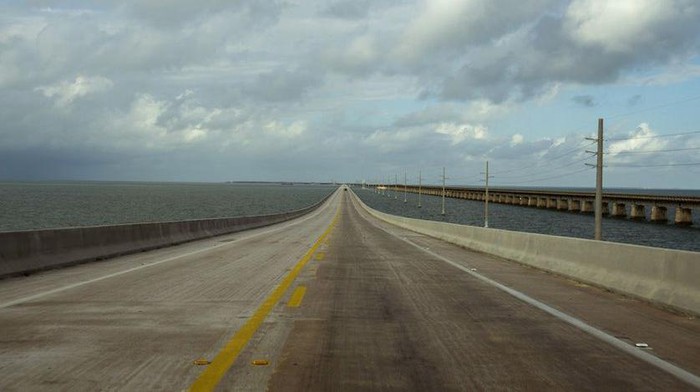 Panjangnya hingga 107 mil atau 171 km, menghubungkan Kota Miami menuju Pulau Key West.